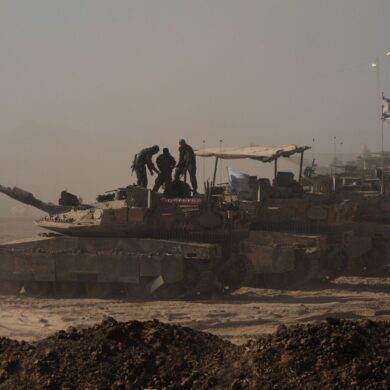 Israelische Soldaten auf dem Dach eines Panzers an der Gaza-Grenze.