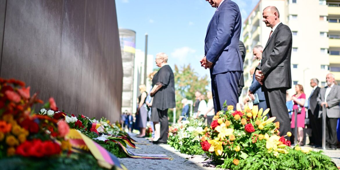 Am 13. August 1961 begann der Bau der Berliner Mauer - daran erinnerte ein Gedenkakt an der Bernauer Straße.