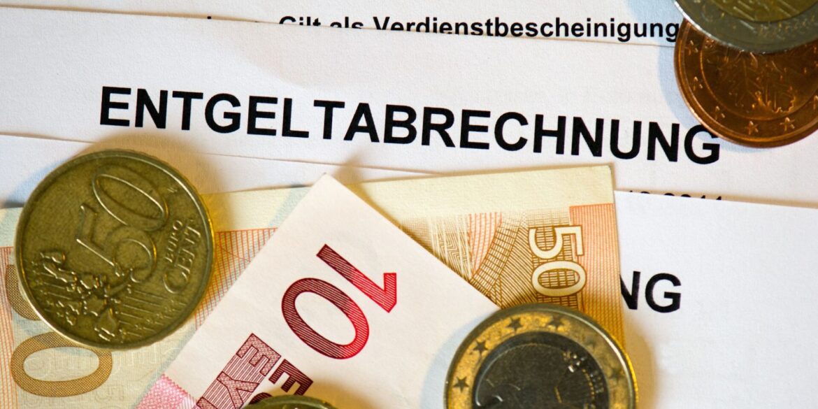 Selbst wer nur Mindestlohn verdient, hat einer Studie zufolge bei einem Vollzeitjob mehr Geld als im Bürgergeld. (Symbolbild)