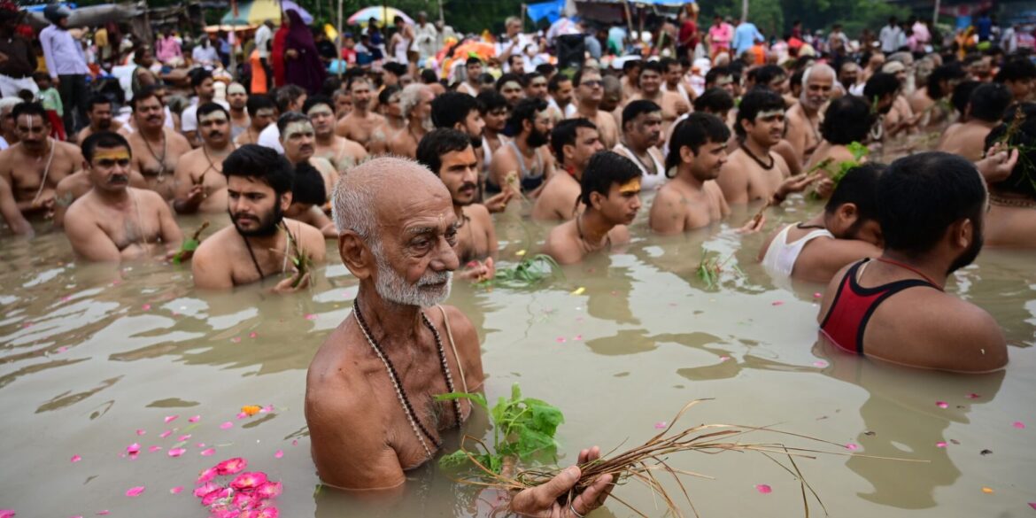 Brahmanen führen das Shravani-Ritual in der Stadt Prayagraj anlässlich des Raksha-Bandhan-Festes durch. Raksha Bandhan ist ein wichtiger Feiertag im Hinduismus.