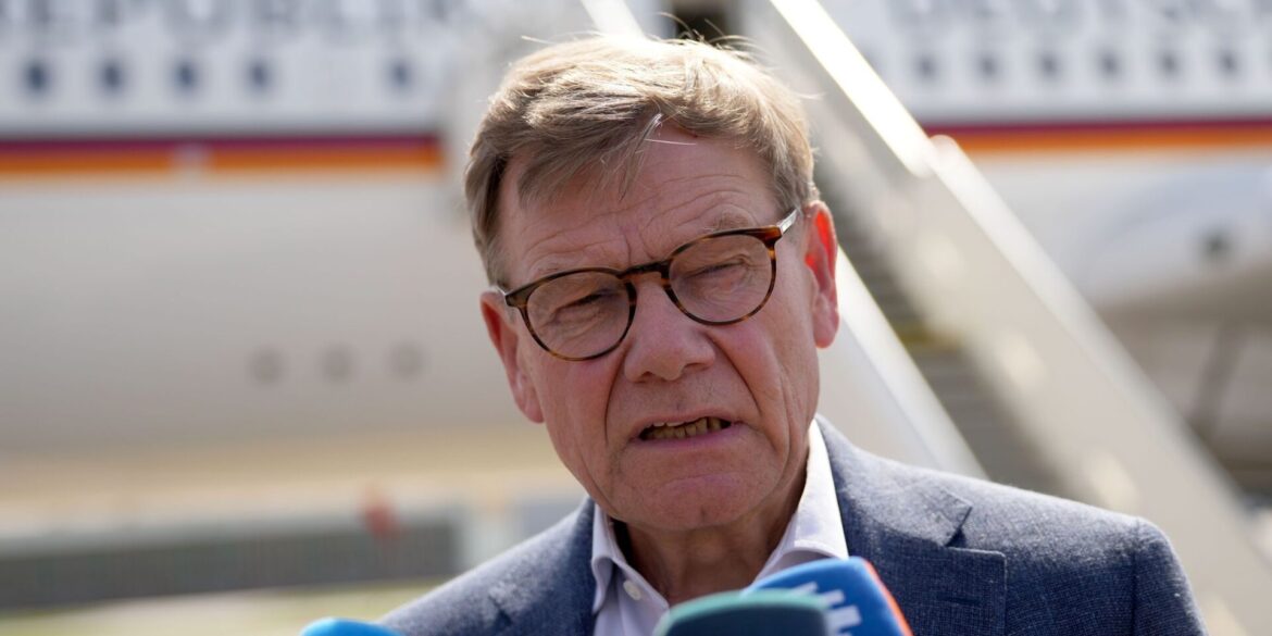 Außenminister Johann Wadephul (CDU) reist nach Japan und Indonesien. Auch dort wird die Lage in der Ukraine und der Umgang mit China eine große Rolle spielen.
