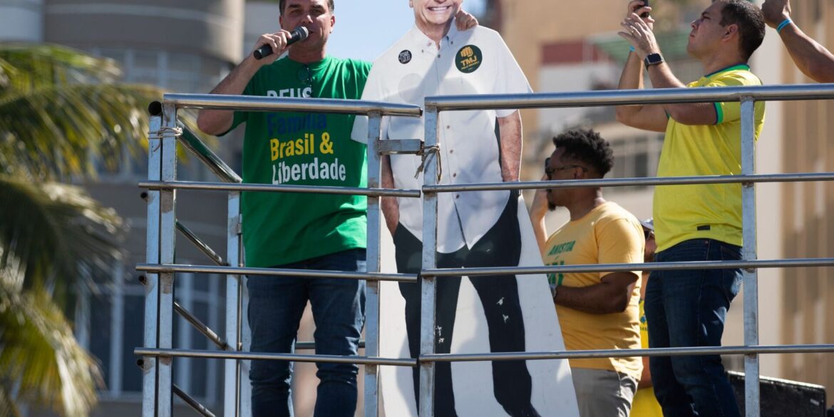 Flavio Bolsonaro stellte seinen Vater über Lautsprecher kurz zu den Demonstrierenden durch.