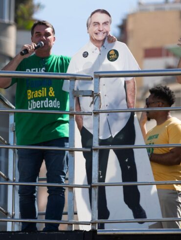 Flavio Bolsonaro stellte seinen Vater über Lautsprecher kurz zu den Demonstrierenden durch.
