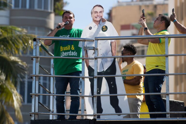 Flavio Bolsonaro stellte seinen Vater über Lautsprecher kurz zu den Demonstrierenden durch.