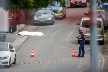 Eine nach der Bluttat festgenommene Frau ist wieder auf freiem Fuß.