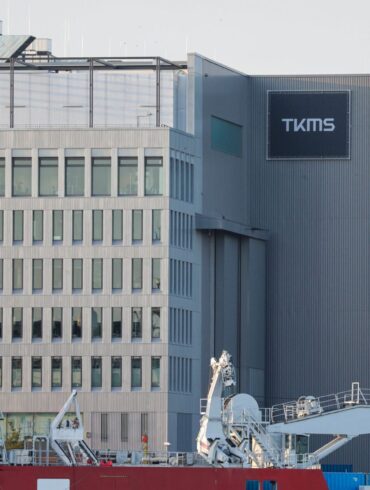 TKMS wird eigenständig und geht an die Börse. hyssenkrupp behält allerdings mit 51 Prozent die Mehrheit an Deutschlands größtem Marineschiffbauer.