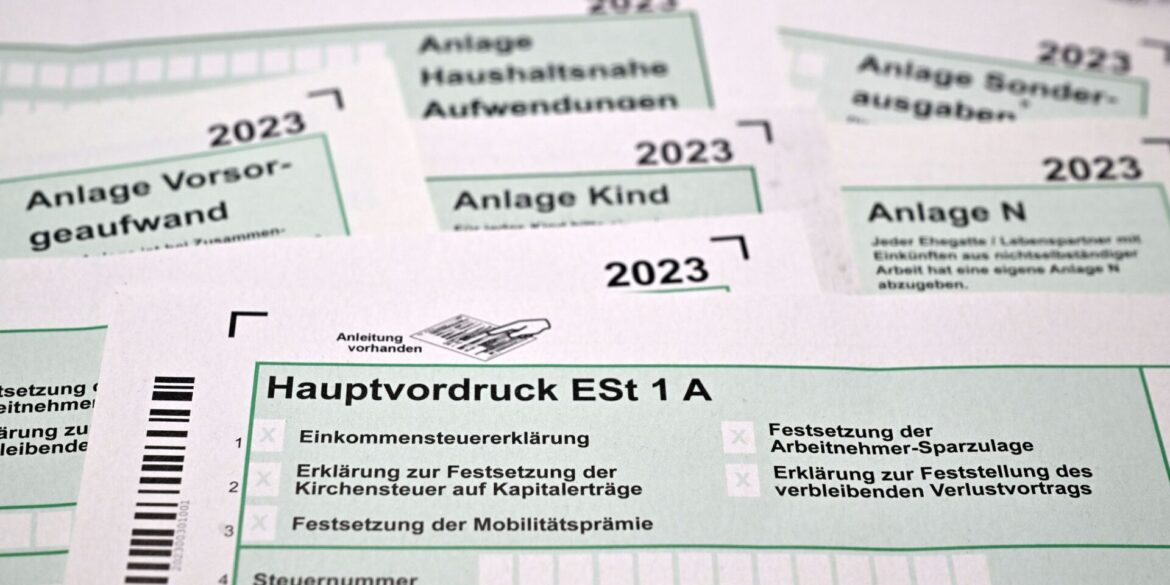 Einer ausgewählten Gruppe von Steuerpflichtigen schickt das Finanzamt Kassel einen Vorschlag für die Steuererklärung (Symbolbild).