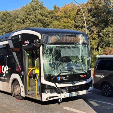 Insgesamt wurden bei dem Unfall zwölf Menschen verletzt.