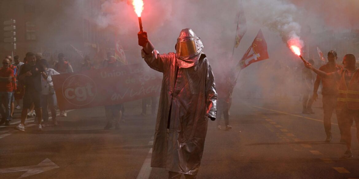 Fackeln in Marseille - landesweite Proteste in Frankreich