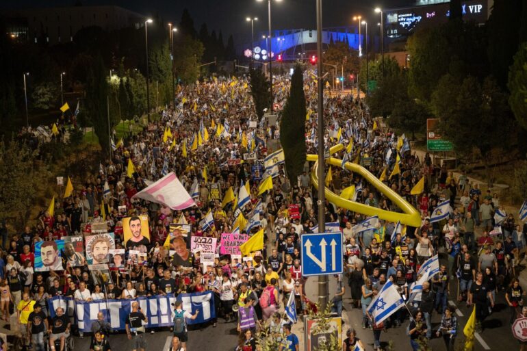 Zigtausende Demonstranten in Jerusalem forderten ein Abkommen zur Beendigung des Krieges.