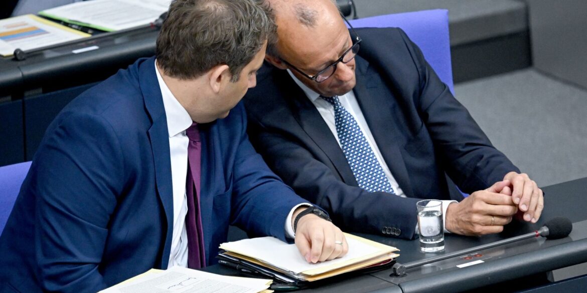 Haushaltswoche im Bundestag: Klingbeil und Merz im Gespräch