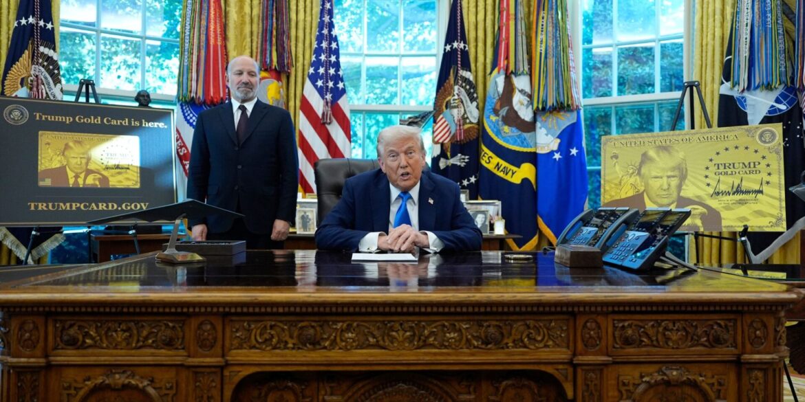 «Kauft jetzt DIE TRUMP GOLD CARD», rät der Präsident im Stile eines Verkäufers.