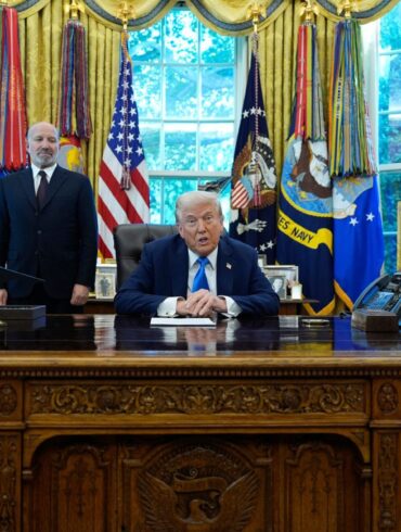 «Kauft jetzt DIE TRUMP GOLD CARD», rät der Präsident im Stile eines Verkäufers.