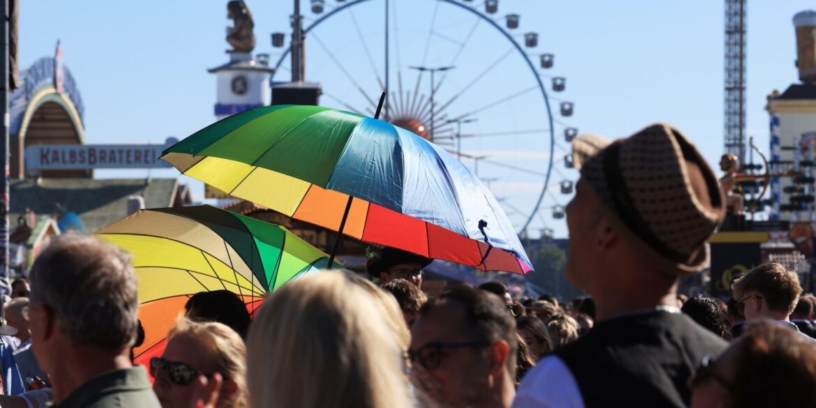 Hochsommerliche Temperaturen auf der Wiesn - da gewährten Schirme zumindest ein wenig Schatten.