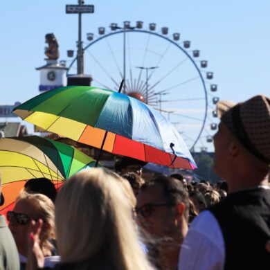 Hochsommerliche Temperaturen auf der Wiesn - da gewährten Schirme zumindest ein wenig Schatten.