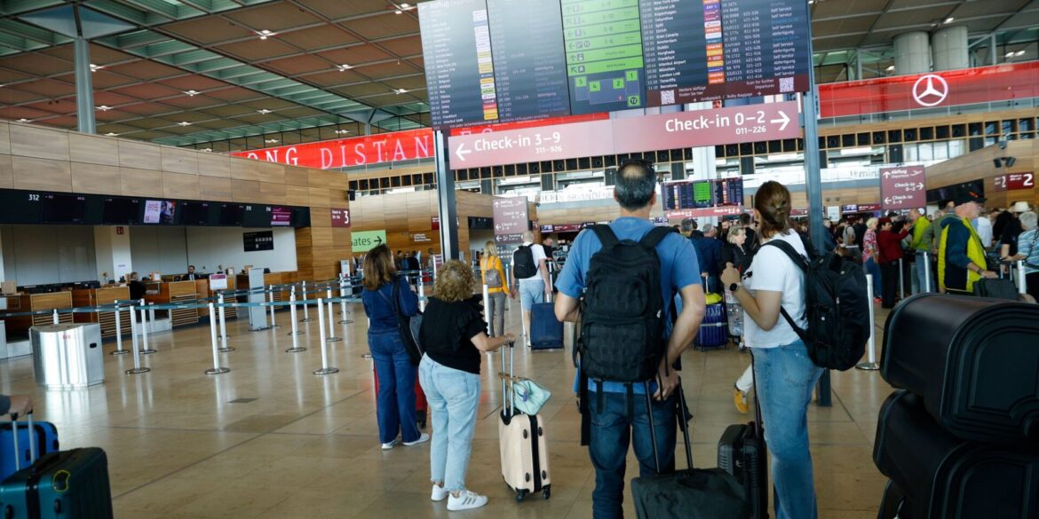Passagiere müssen am Flughafen BER Geduld mitbringen.