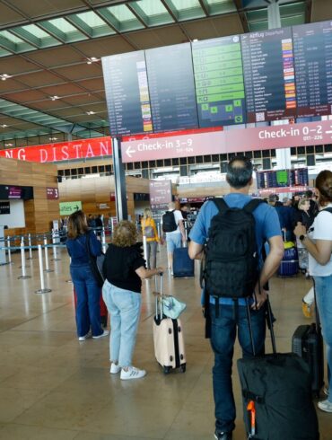Passagiere müssen am Flughafen BER Geduld mitbringen.