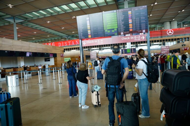Passagiere müssen am Flughafen BER Geduld mitbringen.