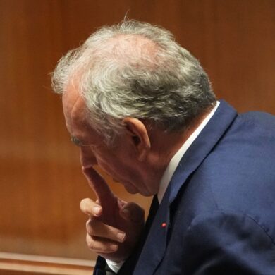 Premier Bayrou wollte sich mit der Vertrauensfrage Rückenwind für seine Sparpläne holen - das ging nach hinten los.