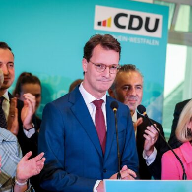 NRW-Ministerpräsident Hendrik Wüst (CDU) hat sich besorgt angesichts des starken Abschneidens der AfD geäußert, aber auch das Abschneiden der CDU gelobt.
