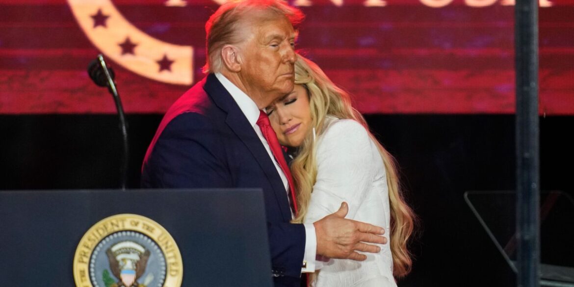 Donald Trump betrat nach Erika Kirk die Bühne. Am Ende nahm er sie in den Arm.