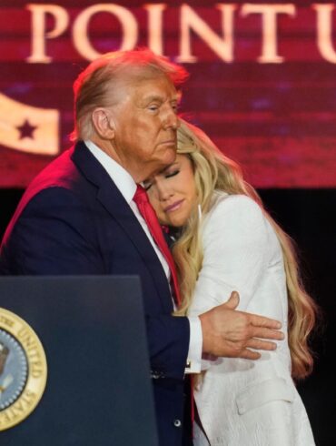 Donald Trump betrat nach Erika Kirk die Bühne. Am Ende nahm er sie in den Arm.