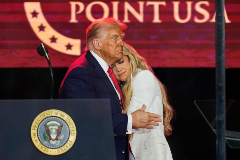 Donald Trump betrat nach Erika Kirk die Bühne. Am Ende nahm er sie in den Arm.