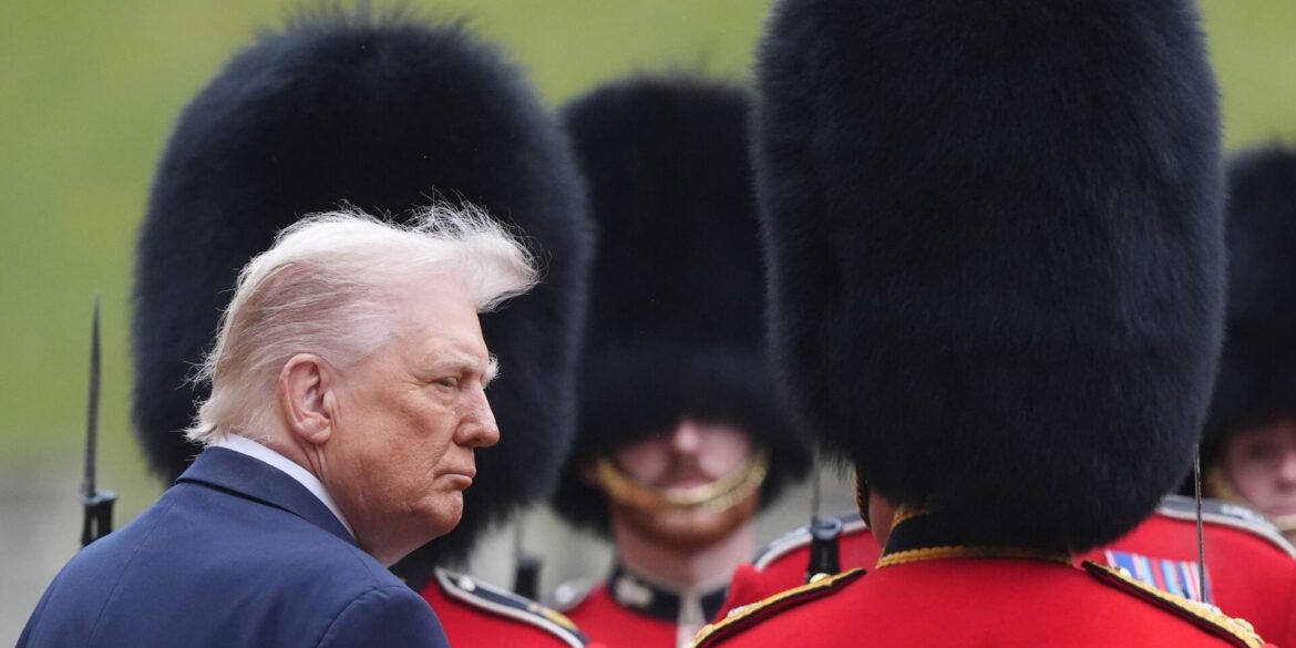 US-Präsident Donald Trump inspiziert die Ehrengarde während der feierlichen Begrüßung auf Schloss Windsor.