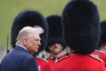 US-Präsident Donald Trump inspiziert die Ehrengarde während der feierlichen Begrüßung auf Schloss Windsor.