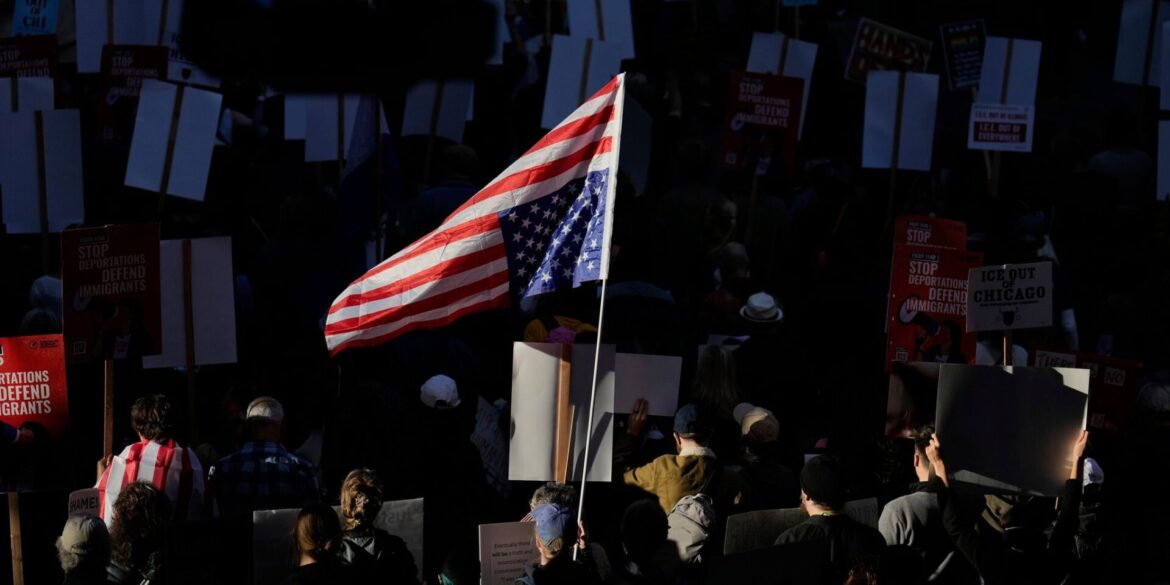 Viele in Chicago protestieren gegen Trump.