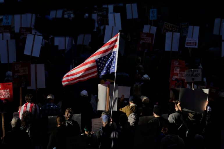Viele in Chicago protestieren gegen Trump.
