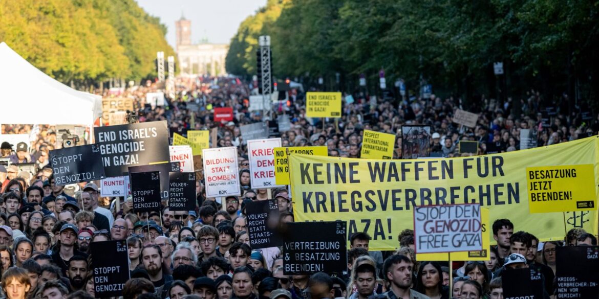 Mehr als 100.000 Menschen haben nach Schätzung der Veranstalter am Gaza-Protest teilgenommen. Die Polizei nannte etwas niedrigere Zahlen.