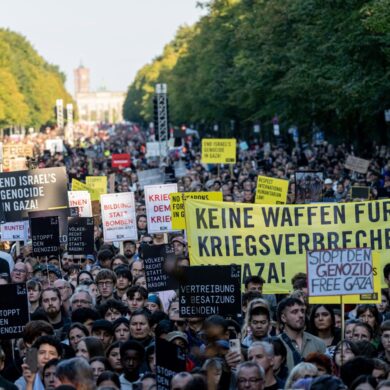 Mehr als 100.000 Menschen haben nach Schätzung der Veranstalter am Gaza-Protest teilgenommen. Die Polizei nannte etwas niedrigere Zahlen.
