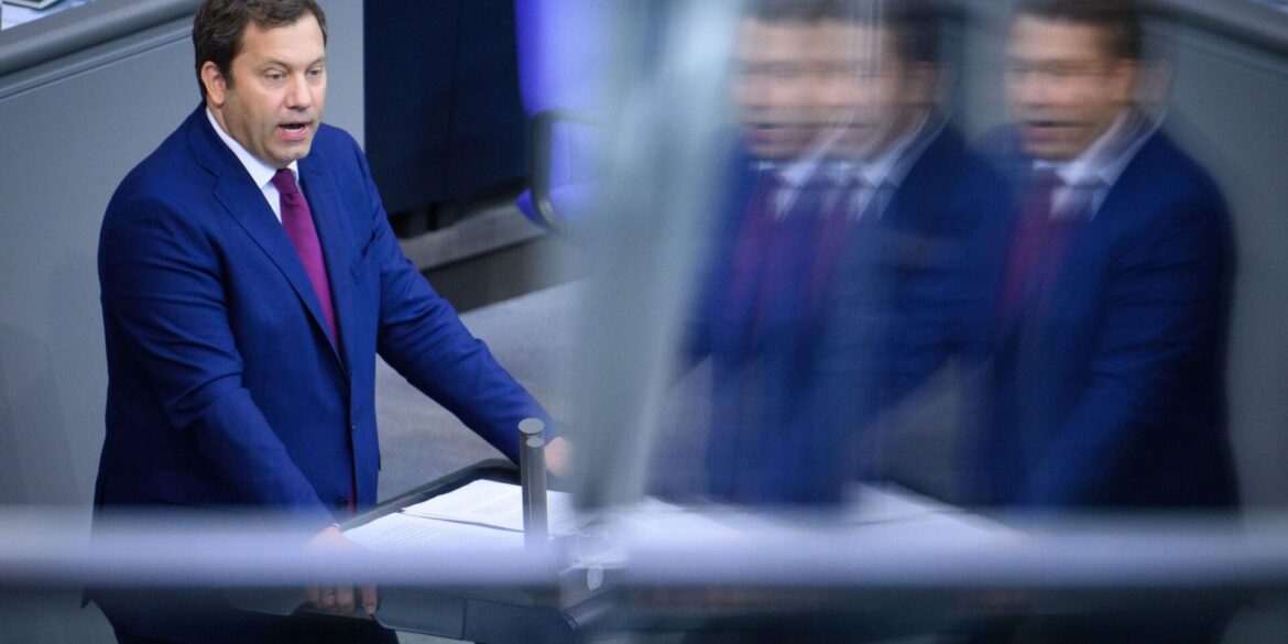 Klingbeil schwört im Bundestag auf harte Zeiten ein.