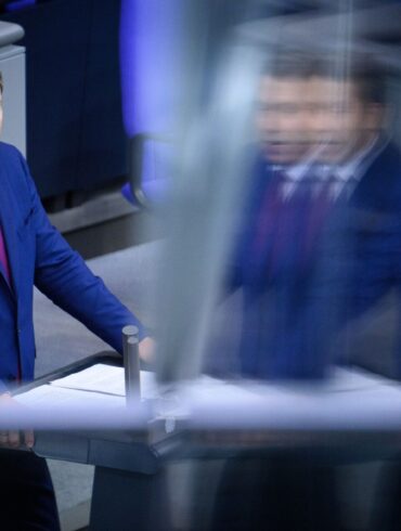 Klingbeil schwört im Bundestag auf harte Zeiten ein.