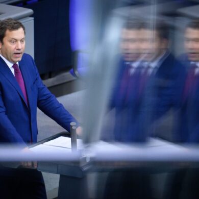 Klingbeil schwört im Bundestag auf harte Zeiten ein.