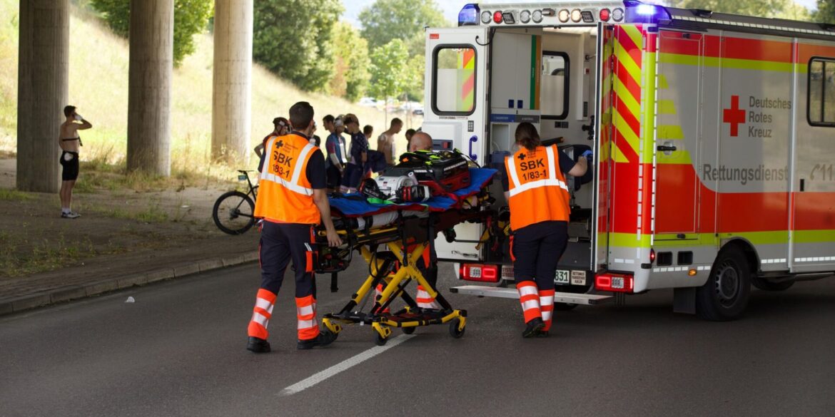 Eine Radrennveranstaltung ist nach Stürzen vieler Teilnehmer abgebrochen worden.