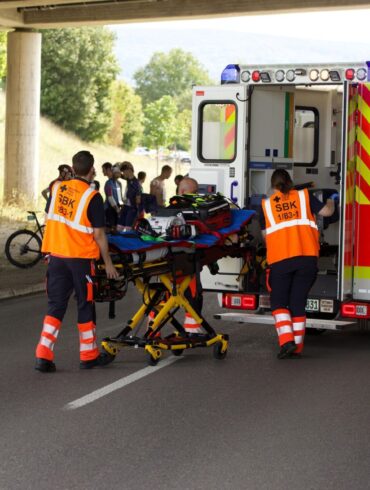 Eine Radrennveranstaltung ist nach Stürzen vieler Teilnehmer abgebrochen worden.