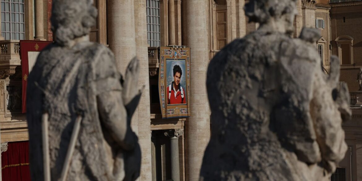 Am Petersdom hängt ein überlebensgroßes Bild des neuen Heiligen.