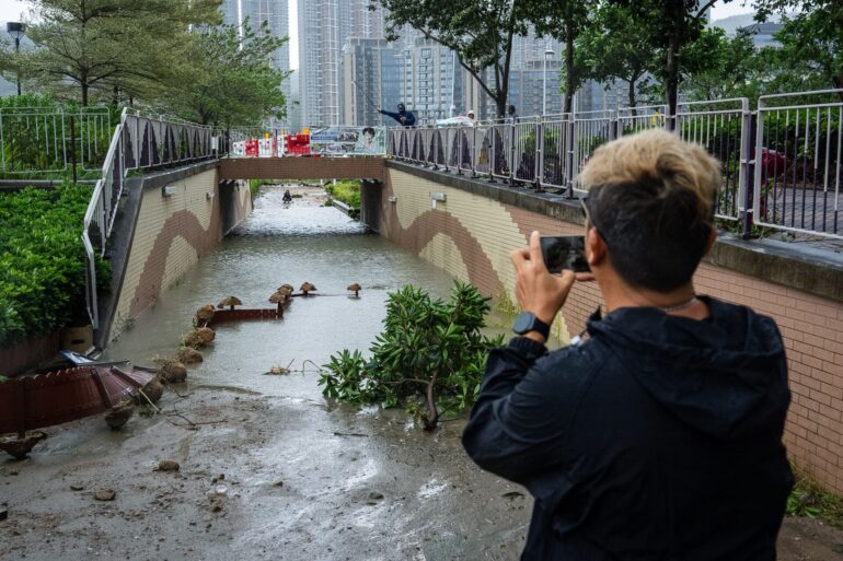 Taifun «Ragasa» sorgt auch in Hongkong für schwere Schäden.