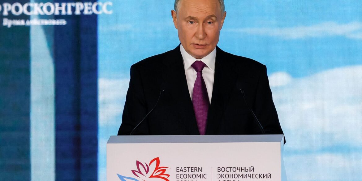 Putin bei einem Auftritt auf dem Wirtschaftsforum in Wladiwostok (Archivbild)