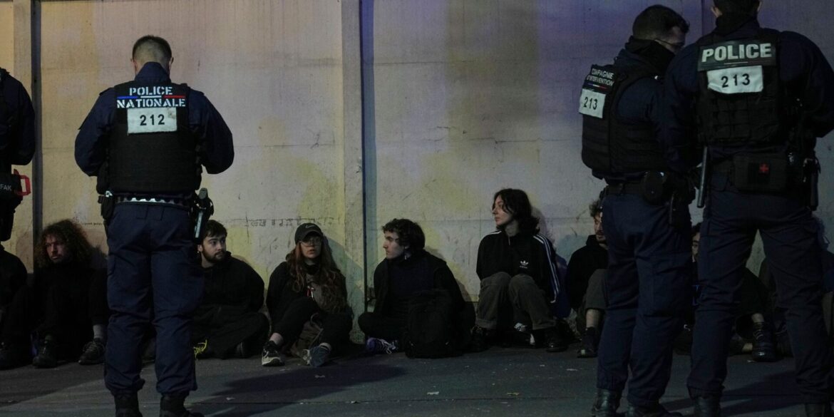Dutzende Menschen wurden in Paris festgenommen.