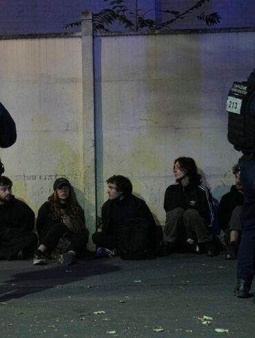 Dutzende Menschen wurden in Paris festgenommen.