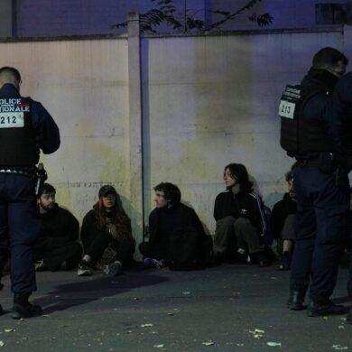 Dutzende Menschen wurden in Paris festgenommen.