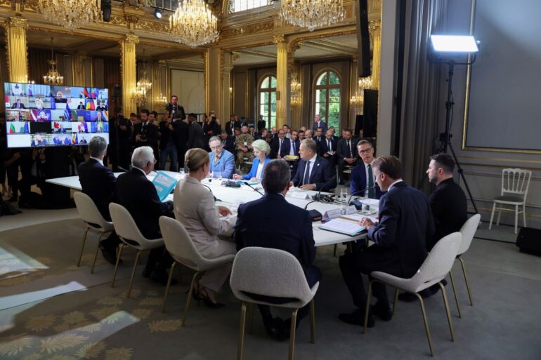 Kanzler Merz nahm per Video an dem Treffen in Paris teil.