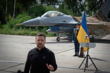 Der ukrainische Präsident Wolodymyr Selenskyj hat Waffenexporte zur Finanzierung der eigenen Rüstungsindustrie angekündigt. (Archivbild)