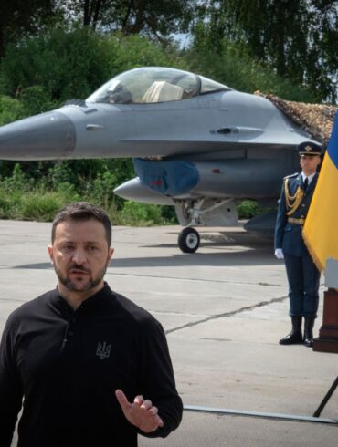 Der ukrainische Präsident Wolodymyr Selenskyj hat Waffenexporte zur Finanzierung der eigenen Rüstungsindustrie angekündigt. (Archivbild)