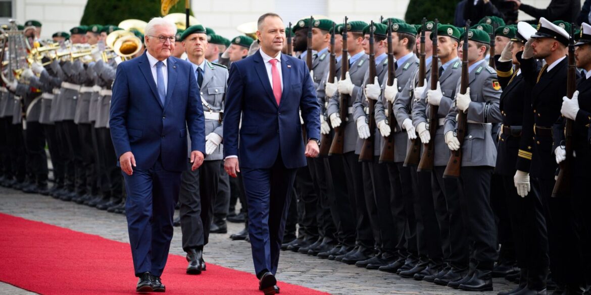 Bundespräsident Frank-Walter Steinmeier begrüßte seinen rechtskonservativen Kollegen mit militärischen Ehren vor dem Schloss Bellevue.