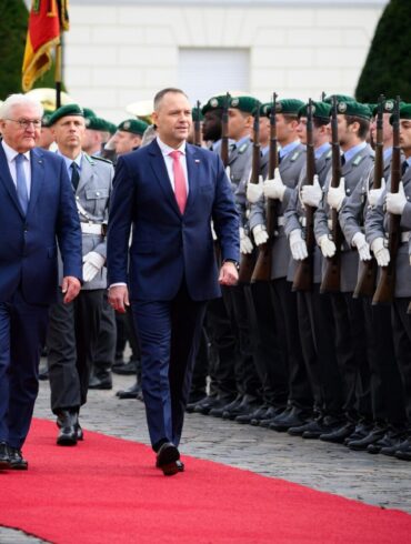 Bundespräsident Frank-Walter Steinmeier begrüßte seinen rechtskonservativen Kollegen mit militärischen Ehren vor dem Schloss Bellevue.