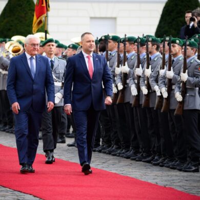 Bundespräsident Frank-Walter Steinmeier begrüßte seinen rechtskonservativen Kollegen mit militärischen Ehren vor dem Schloss Bellevue.